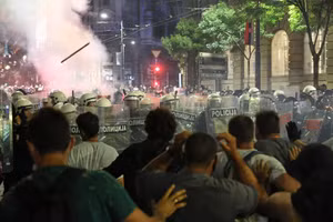 Cảnh sát và người biểu tình ở Serbia.