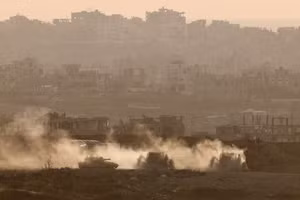 Các phương tiện quân sự của Israel hoạt động ở Gaza, gần biên giới Israel-Gaza, nhìn từ Israel, ngày 3/5. Ảnh: REUTERS