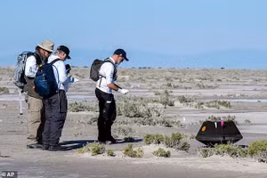 Tàu vũ trụ Osiris Rex của NASA (ảnh chụp khi trở về Trái Đất từ ​​không gian tháng 9/2023) đã chạm nhẹ vào bề mặt Bennu bằng một cánh tay robot và thu thập được 120g vật liệu, sau đó được đưa vào một khoang chứa trước khi trở về Trái Đất năm 2023.