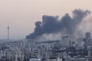 Khói bốc lên sau cuộc tấn công của Israel vào tòa nhà IRIB, đài truyền hình nhà nước của nước này, tại Tehran, Iran, ngày 16/6. Ảnh: REUTERS