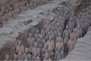 Đội quân đất nung mô tả đội quân của Tần Thủy Hoàng, vị hoàng đế đầu tiên của Trung Quốc.