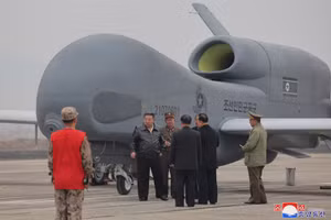 Chùm ảnh ông Kim Jong un thị sát cuộc thử nghiệm UAV mới tích hợp AI