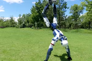 Robot R1 của Unitree đang đứng bằng tay.