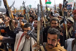 Những người ủng hộ Houthi tập hợp để thể hiện sự đồng lòng đối với lực lượng Hamas ở Gaza và Hezbollah của Lebanon tại Sanaa, Yemen, vào ngày 8/11/2024. (Ảnh: Reuters/Khaled Abdullah)