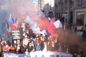 Video biển người biểu tình ở Paris phản đối chính sách quốc phòng