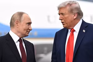 Tổng thống Nga Putin (trái) và Tổng thống Mỹ Trump.