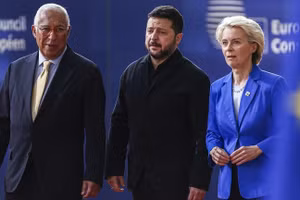Trái qua phải, Chủ tịch Hội đồng châu Âu Antonio Costa, Tổng thống Vladimir Zelensky của Ukraine, và Chủ tịch Ủy ban châu Âu Ursula von der Leyen, Brussels, Bỉ.