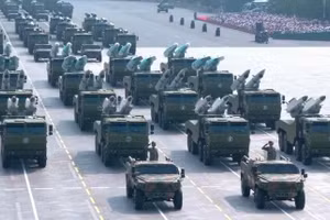 Một cuộc diễu hành của tên lửa siêu thanh YJ của Trung Quốc. 