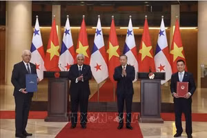 Tổng Bí thư, Chủ tịch nước Tô Lâm và Tổng thống Panama José Raúl Mulino chứng kiến lễ trao các văn kiện hợp tác giữa hai nước. Ảnh: Thống Nhất/TTXVN