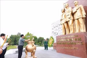 Thủ tướng dâng hương tại Di tích An Nam Cộng sản Đảng ở huyện Cờ Đỏ