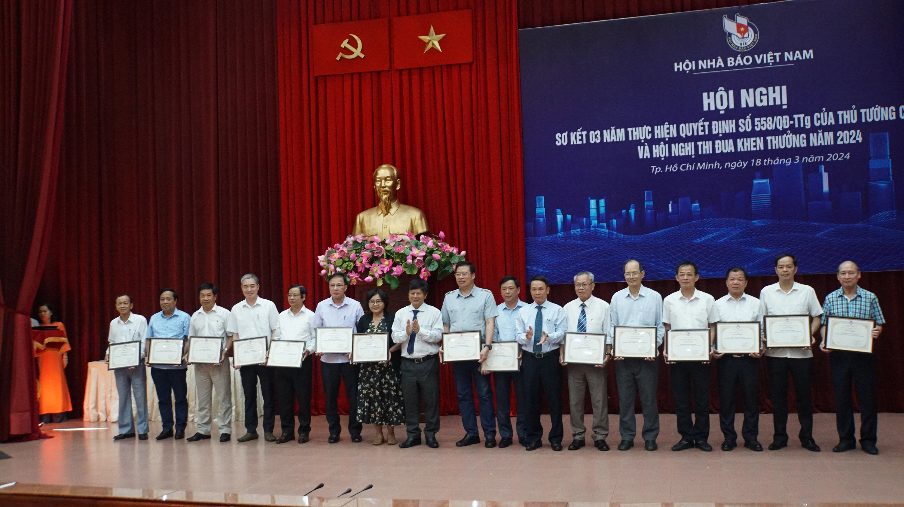 Chủ tịch Hội Nhà báo Việt Nam trao tặng bằng khen với 29 tập thể Hội. (Ảnh: Mạnh Tùng)