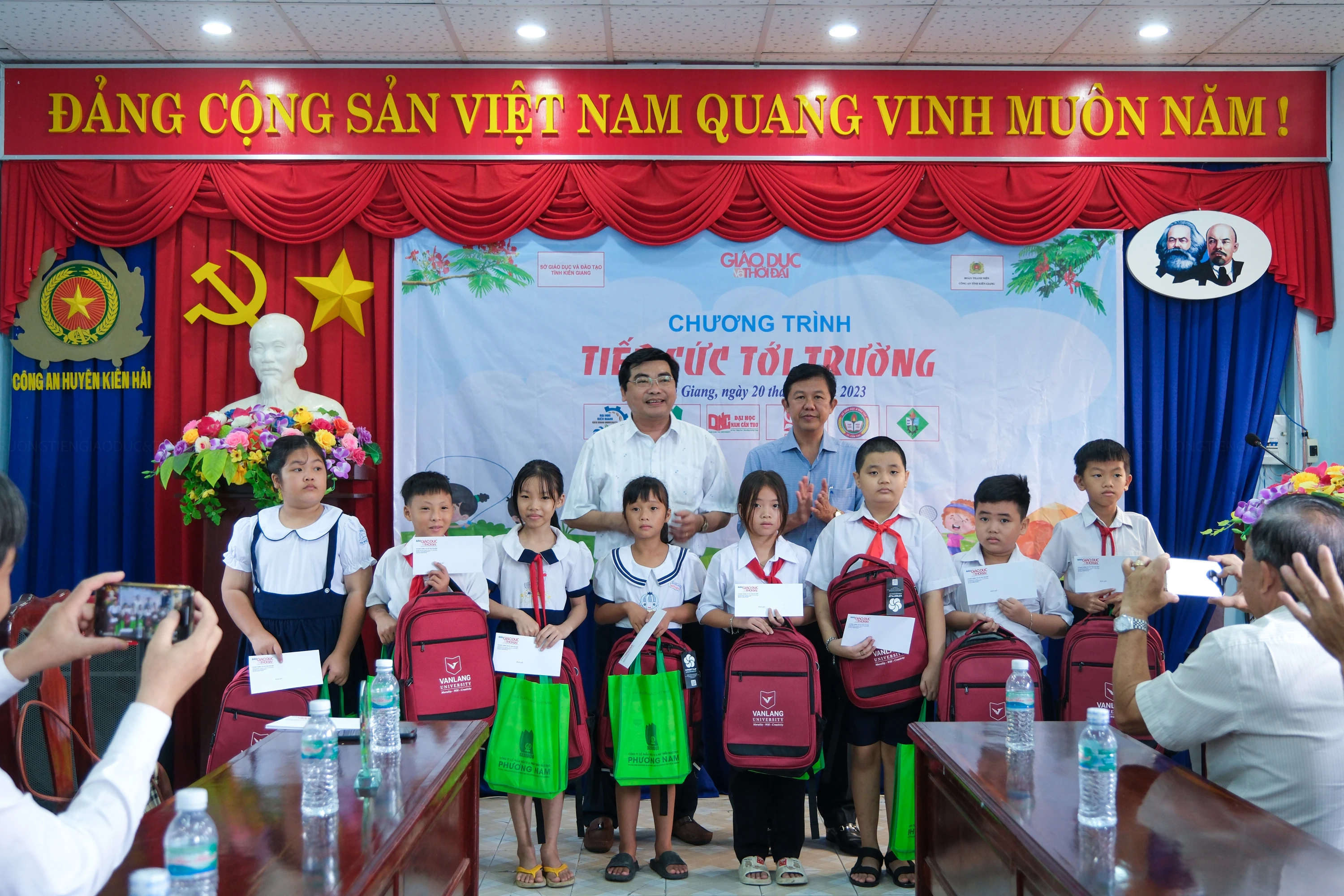 Đại diện Báo Giáo dục và Thời đại, Cán bộ quản lý - Cục Nhà giáo và Cán bộ quản lý giáo dục (Bộ GD&amp;ĐT), Sở GD&amp;ĐT Kiên Giang, Sở GD&amp;ĐT TP Cần Thơ, lãnh đạo huyện Kiên Hải, các mạnh thường quân trao quà và học bổng cho học sinh. Ảnh: Trường Tiến