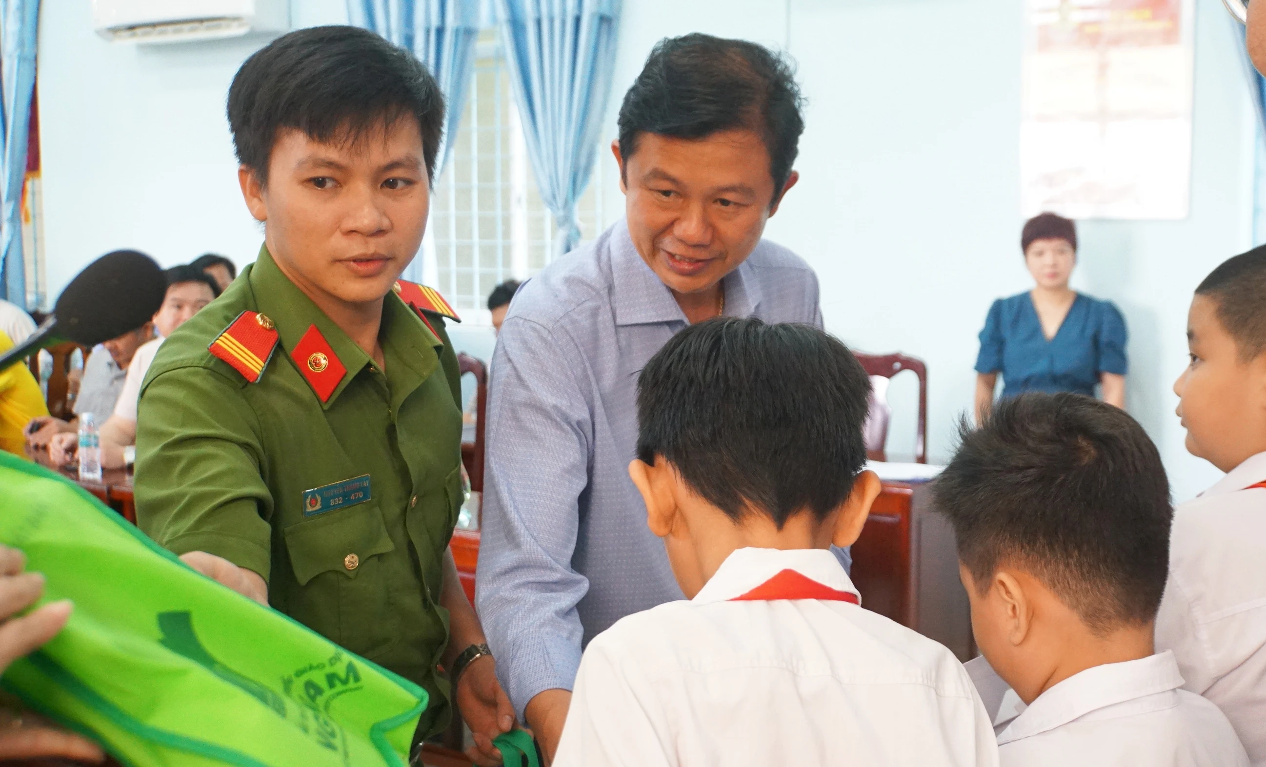 Ông Thiều Văn Nam, Phó Giám đốc Sở GD&amp;ĐT Kiên Giang trao quà. Ảnh: Mạnh Tùng