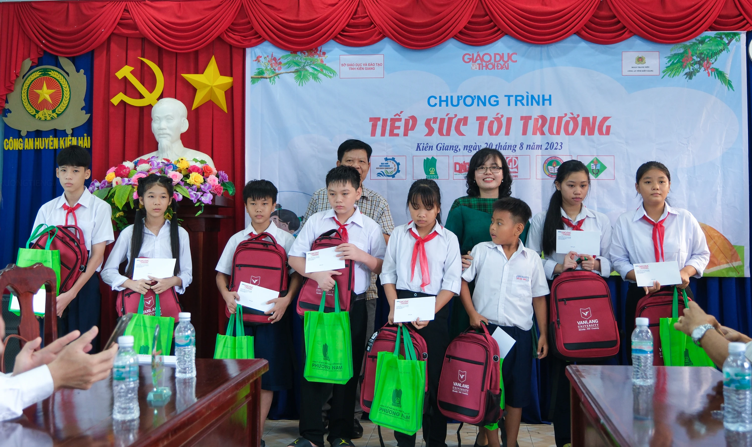 Đại diện Báo Giáo dục và Thời đại, Cán bộ quản lý - Cục Nhà giáo và Cán bộ quản lý giáo dục (Bộ GD&amp;ĐT), Sở GD&amp;ĐT Kiên Giang, Sở GD&amp;ĐT TP Cần Thơ, lãnh đạo huyện Kiên Hải, các mạnh thường quân trao quà và học bổng cho học sinh. Ảnh: Trường Tiến
