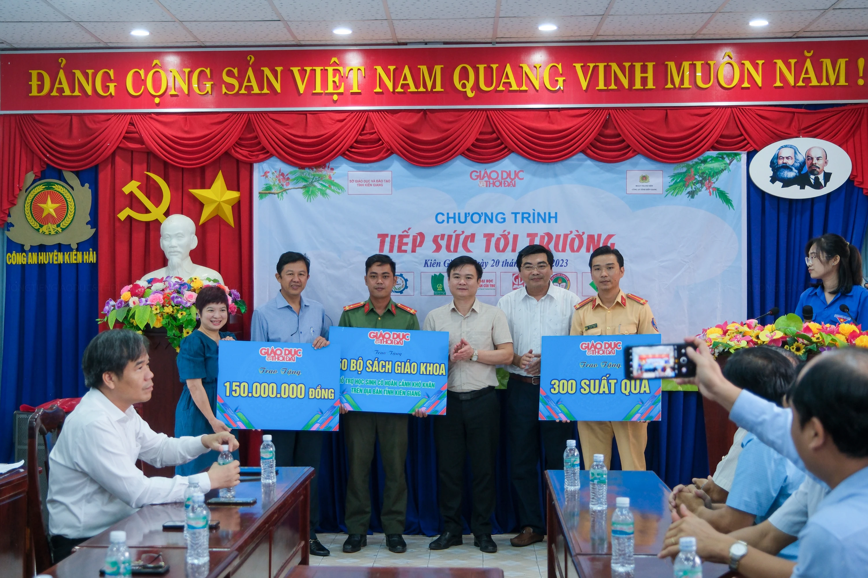 Đại diện đơn vị tổ chức trao biểu trưng học bổng, quà cho Đoàn Thanh niên Công an tỉnh Kiên Giang. Ảnh: Trường Tiến