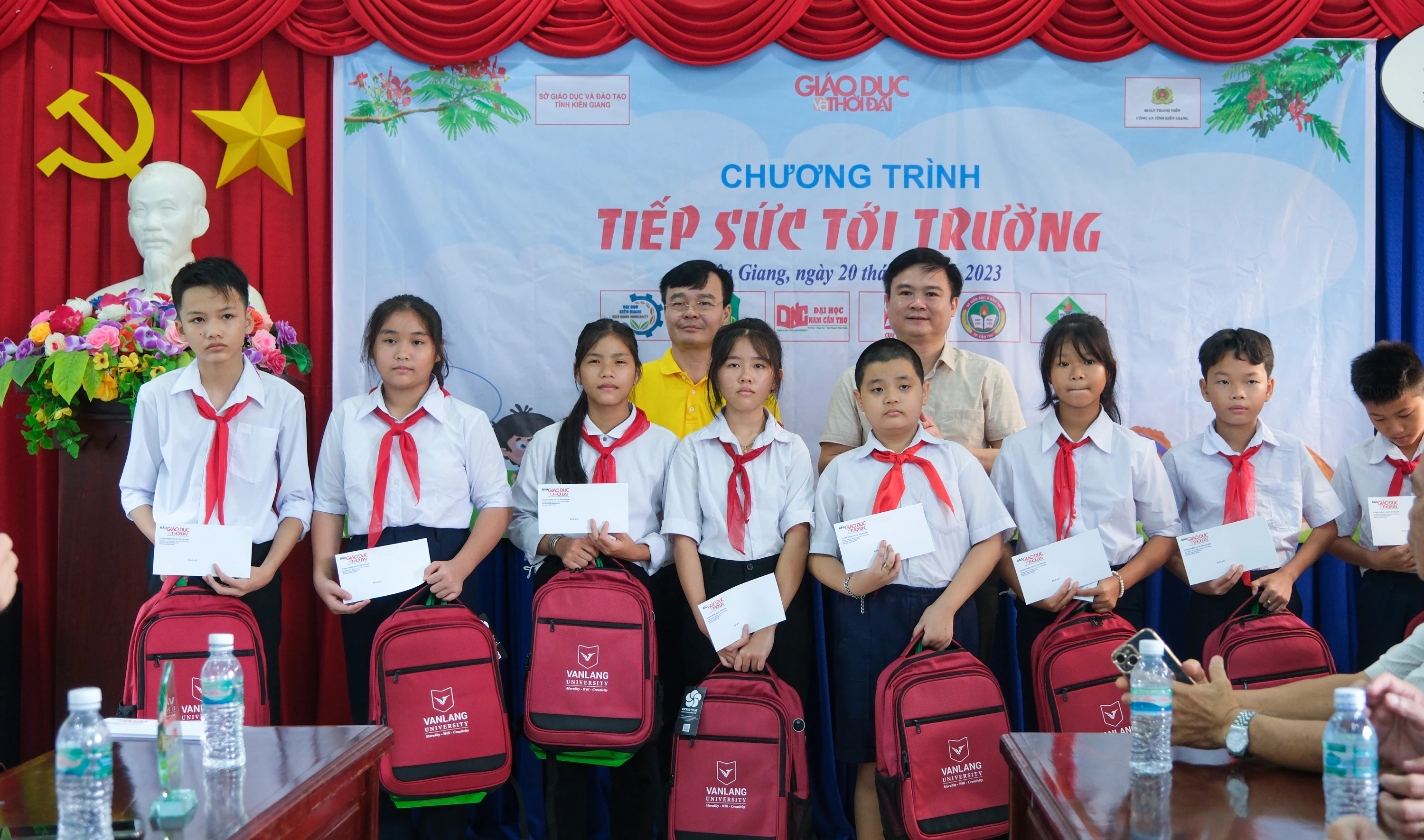 Đại diện Báo Giáo dục và Thời đại, Cán bộ quản lý - Cục Nhà giáo và Cán bộ quản lý giáo dục (Bộ GD&amp;ĐT), Sở GD&amp;ĐT Kiên Giang, Sở GD&amp;ĐT TP Cần Thơ, lãnh đạo huyện Kiên Hải, các mạnh thường quân trao quà và học bổng cho học sinh. Ảnh: Trường Tiến