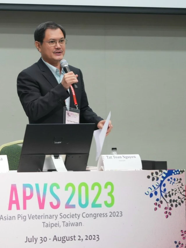 PGS.TS Nguyễn Tất Toàn tham gia Hội nghị bệnh heo châu Á năm 2023 tại Đài Loan. Ảnh: NLU PGS.TS Nguyễn Tất Toàn tham gia Hội nghị bệnh heo châu Á năm 2023 tại Đài Loan. Ảnh: NLU