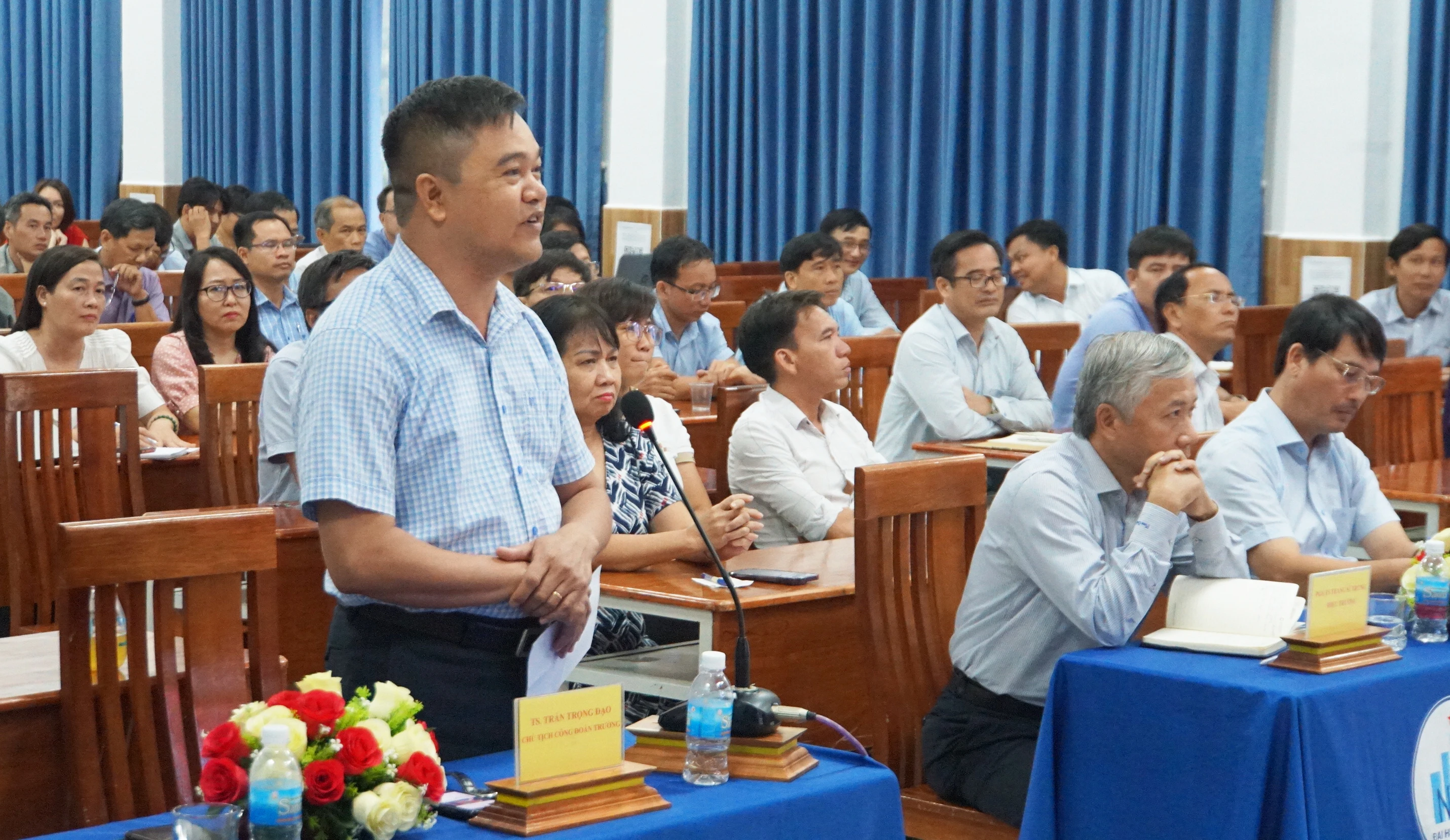 TS Trần Trọng Đạo, Chủ tịch Công đoàn Trường Đại học Nha Trang nêu ý kiến. Ảnh: Mạnh Tùng