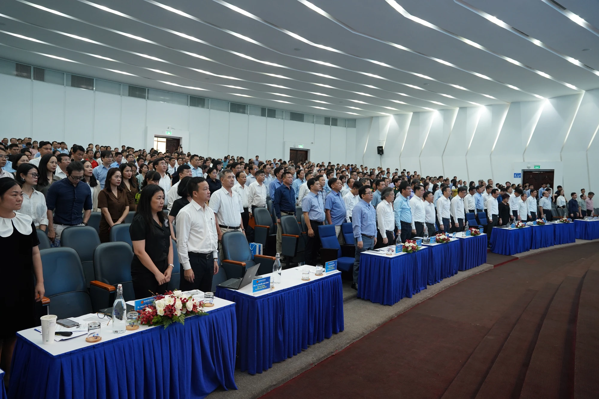 Các đại biểu tham gia Hội nghị dành một phút mặc niệm tưởng nhớ GS.TS Trần Hồng Quân, nguyên Bộ trưởng Bộ GD&amp;ĐT. Ảnh: Như Quỳnh.