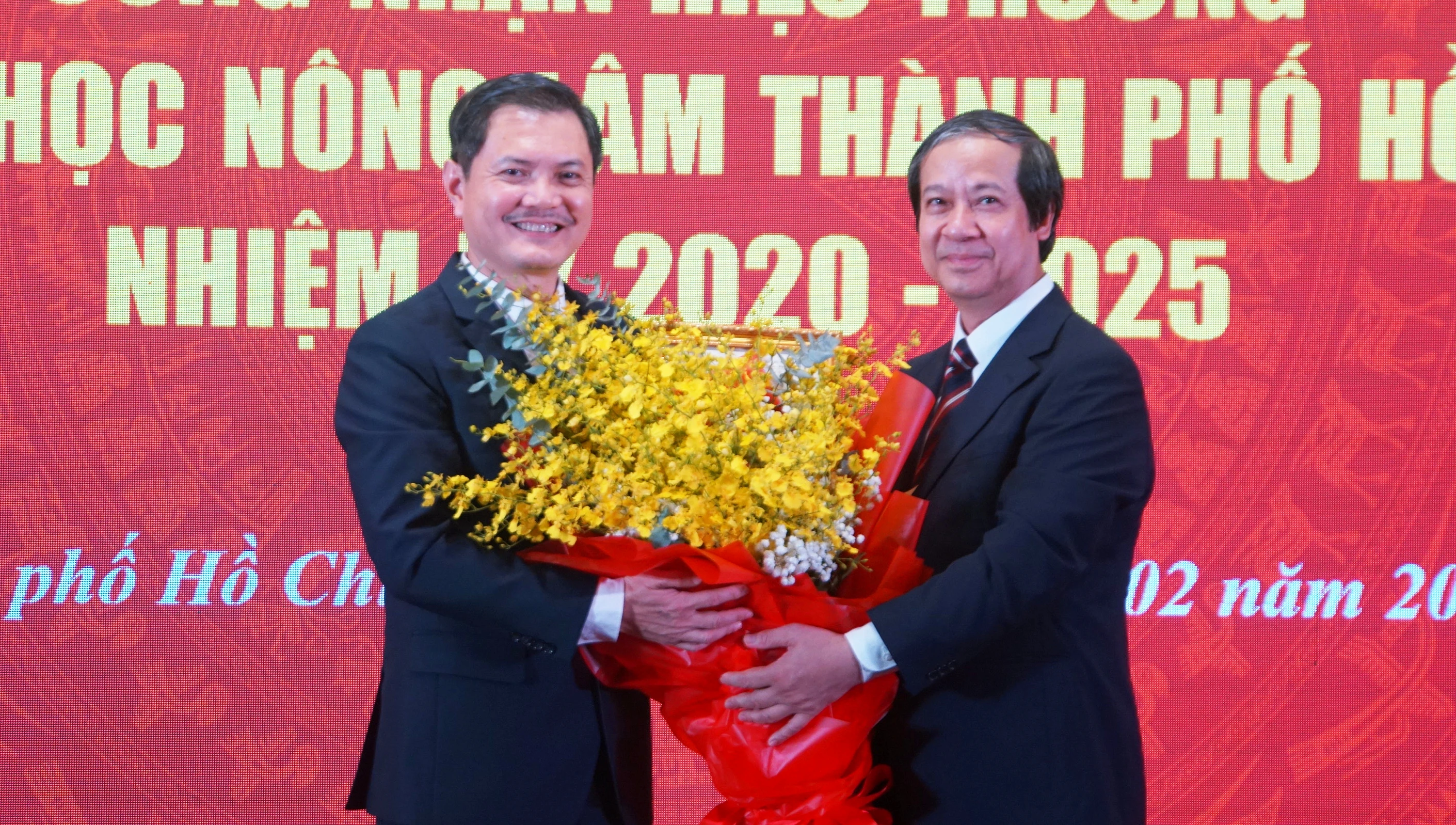 Bộ trưởng Nguyễn Kim Sơn (phải) tặng hoa chúc mừng PGS.TS Nguyễn Tất Toàn. Ảnh: Mạnh Tùng Bộ trưởng Nguyễn Kim Sơn (phải) tặng hoa chúc mừng PGS.TS Nguyễn Tất Toàn. Ảnh: Mạnh Tùng