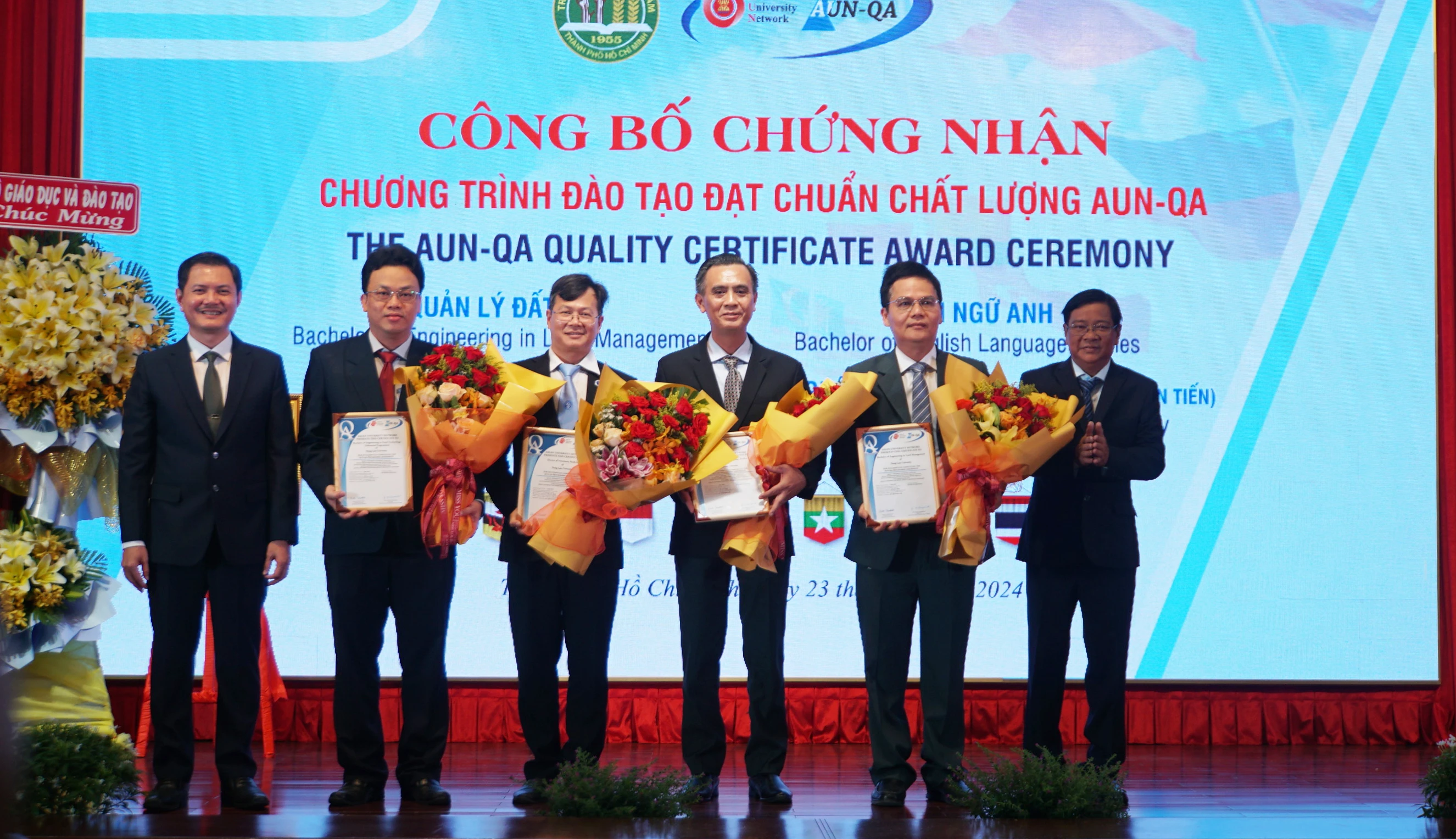 Trường Đại học Nông Lâm TPHCM nhận chứng nhận các chương trình đào tạo đạt chuẩn AUN-QA, chiều 23/2. Ảnh: Mạnh Tùng Trường Đại học Nông Lâm TPHCM nhận chứng nhận các chương trình đào tạo đạt chuẩn AUN-QA, chiều 23/2. Ảnh: Mạnh Tùng