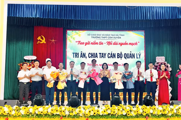 Bà Nguyễn Thị Nhung Quyên, Phó Giám đốc Sở GD&ĐT Hà Tĩnh cùng lãnh đạo nhà trường tặng hoa tri ân, chia tay các nhà giáo.