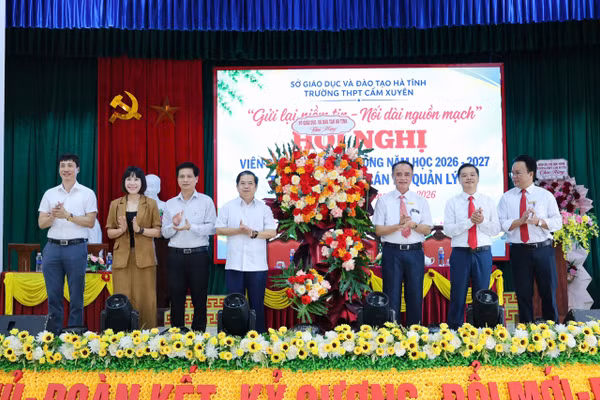 Lãnh đạo Sở GD&ĐT Hà Tĩnh tặng hoa chúc mừng nhà trường.