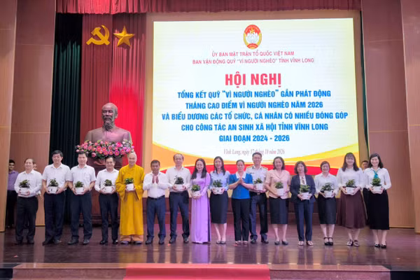 Đại diện Công ty Nhiệt điện Duyên Hải (đứng thứ 3 từ trái qua) được Ủy ban MTTQ Việt Nam tỉnh Vĩnh Long tuyên dương vì có nhiều đóng góp cho công tác an sinh xã hội giai đoạn 2024 –2026.