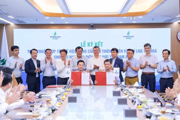 Phó Tổng Giám đốc PV Power Nguyễn Kiên và Phó Tổng Giám đốc PV GAS Nguyễn Minh Tuấn ký kết Thỏa thuận hợp tác về việc cung cấp khí thiên nhiên và khí LNG tái hóa cho các Nhà máy điện khu vực Tây Nam Bộ.