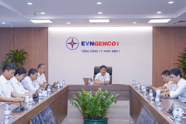 Chủ tịch Hội đồng thành viên EVNGENCO1 Nguyễn Tiến Khoa phát biểu tại Phiên họp.