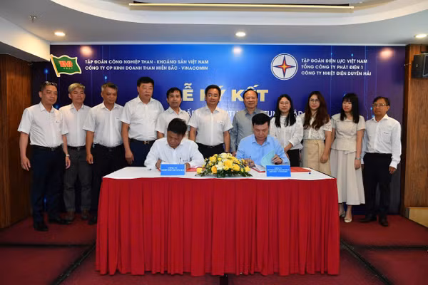 Ông Ngô Văn Sỹ - Giám đốc Công ty Nhiệt điện Duyên Hải và ông Ngô Quang Trung - Tổng Giám đốc Công ty Cổ phần Kinh doanh than Miền Bắc - Vinacomin thực hiện nghi thức ký kết.