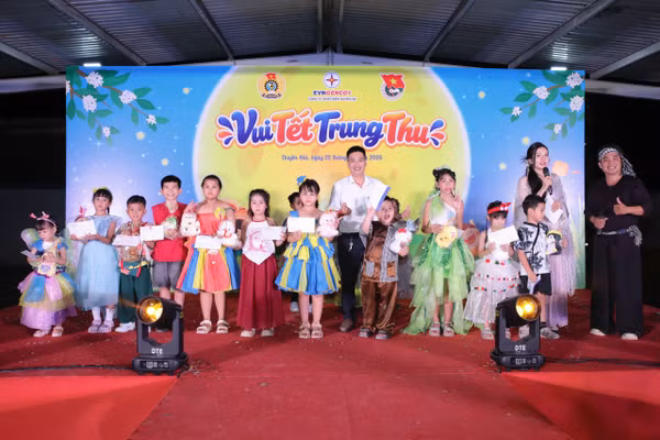 Ban Tổ chức trao giải cho các em tham gia thi diễn thời trang.