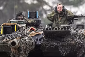 Bộ trưởng Quốc phòng Đức Boris Pistorius trên xe tăng Leopard 2.