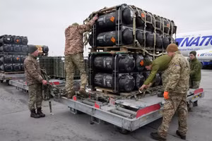 Ukraine tiếp nhận vũ khí Mỹ viện trợ.