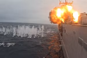Khoảnh khắc SM-6 đánh trúng tàu USS Klakring.