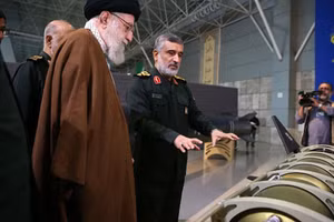 Tên lửa siêu thanh Fattah-1 của Iran.