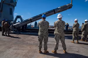 Nạp tên lửa hành trình Tomahawk cho chiến hạm Mỹ.