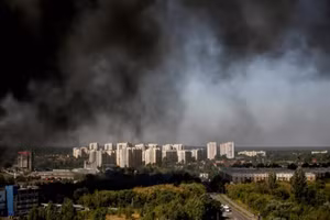 Khói bao phủ Kiev sau cuộc tấn công của Nga.