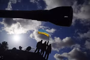 Binh sĩ Ukraine huấn luyện cùng xe tăng Challenger 2 của Anh.