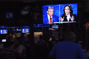 Ứng cử viên Donald Trump và Kamala Harris tranh luận trên truyền hình.