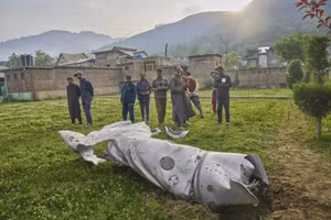 Mảnh vỡ một chiếc máy bay trong khuôn viên của nhà thờ Hồi giáo ở Pampore, thuộc vùng Kashmir do Ấn Độ kiểm soát.