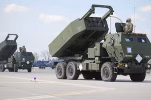 Hệ thống HIMARS được sử dụng để phóng tên lửa ATACMS.