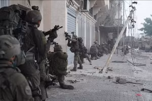Binh sĩ thuộc Sư đoàn 98 của IDF hoạt động ở Khan Younis, phía nam Gaza.
