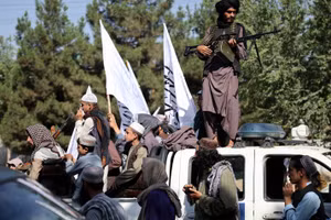 Các chiến binh Taliban tập trung tại nơi từng đặt đại sứ quán Mỹ ở Kabul để kỷ niệm 5 năm lên nắm quyền, ngày 15/8/2026.