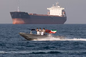 Tàu cao tốc Iran tuần tra eo biển Hormuz.