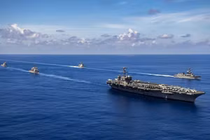 Biên đội tác chiến tàu sân bay USS Carl Vinson.