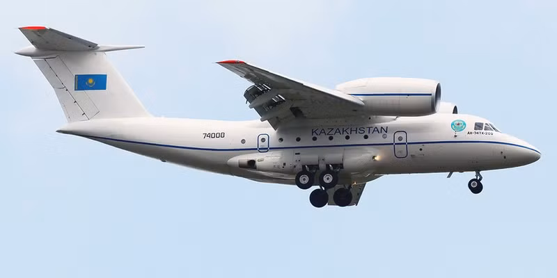 Thông số cơ bản của An-74 bao gồm: Chiều dài 28,07m, sải cánh 31,89m, chiều cao 8,65m, diện tích cánh 98,62m2. trọng lượng rỗng 19.050kg, trọng lượng có tải 34.500kg, động cơ 2 × Lotarev D-36 series 1A lực đẩy 63,9 kN mỗi chiếc. an-74tk-200.jpg
