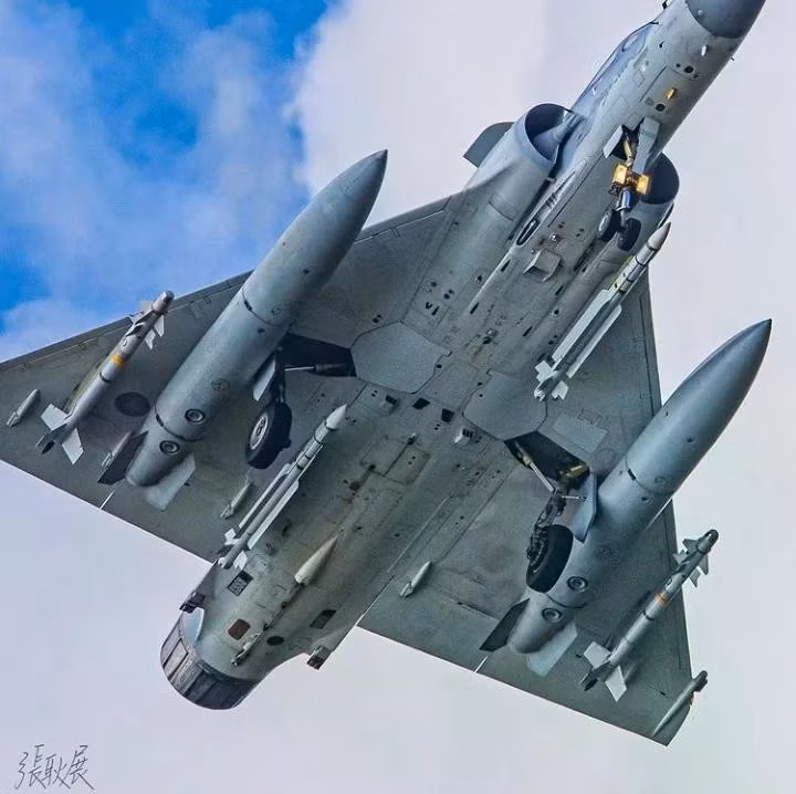 mirage-2000-5-armed-with-mica-rf-and-matra-magic-2-air-to-v0-cfvldscb05061.jpg