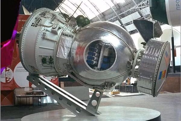 Tàu vũ trụ Bion-M số 2 được phóng từ Sân bay vũ trụ Baikonur vào ngày 20 tháng 8. Khoảng 30 ngày sau, phương tiện đặc biệt này đã trở về Trái đất. Trên tàu có 75 con chuột, ruồi giấm, kiến, thực vật và các mẫu nuôi cấy tế bào. bion-spacecraft-original-1.jpg
