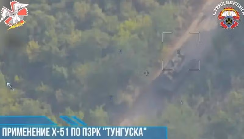 Có thể binh sĩ Ukraine thậm chí còn không nhận ra rằng Lancet đã tác động đến họ, sự xuất hiện của nó quá nhanh và bất ngờ. Sau vụ nổ, tổ hợp Tunguska bị phá hủy hoàn toàn. Nhiều khả năng các thành viên kíp chiến đấu cũng bị thương nặng. f6b2600788_01.jpg